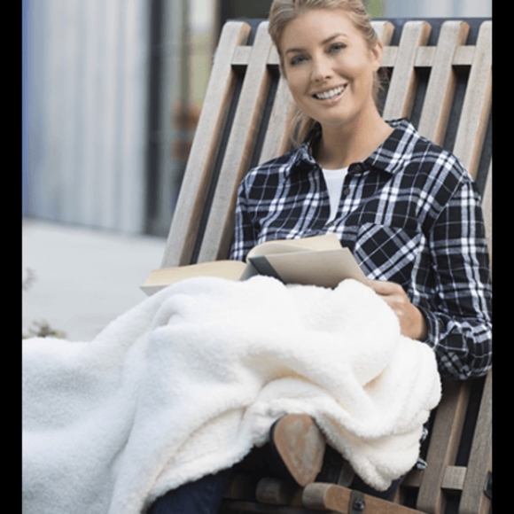 Boxercraft Sherpa Cozy Blanket - Picture 5 of 5